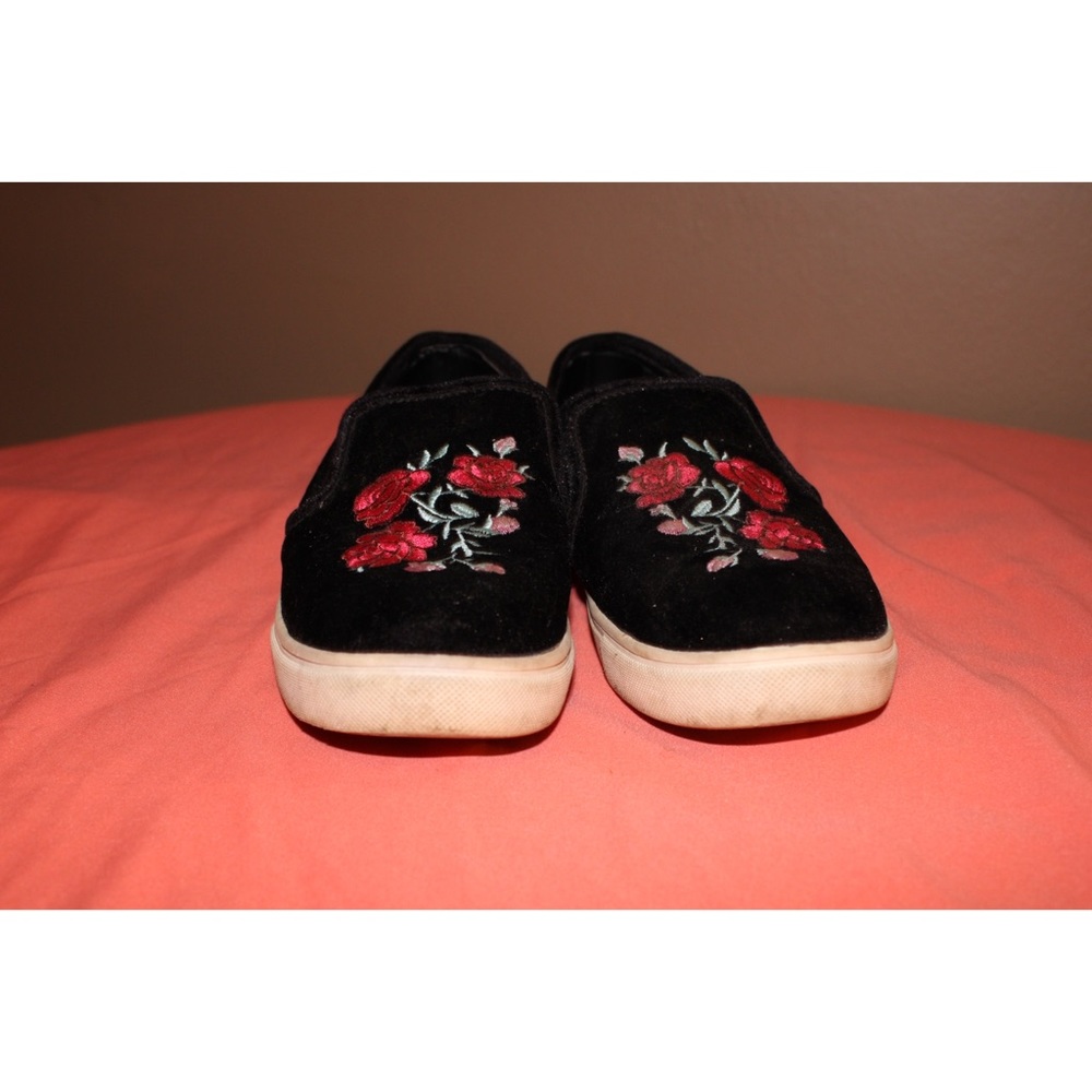 Black shoes with flowers